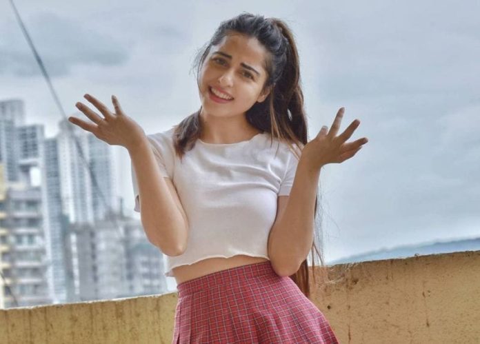 Niyati Fatnani Biography, Age, Wiki, Height, Weight, Boyfriend, Family & More niyati fatnani1 696x499 2 - Niyati Fatnani Biography, Age, Wiki, Height, Weight, Boyfriend, Family & More